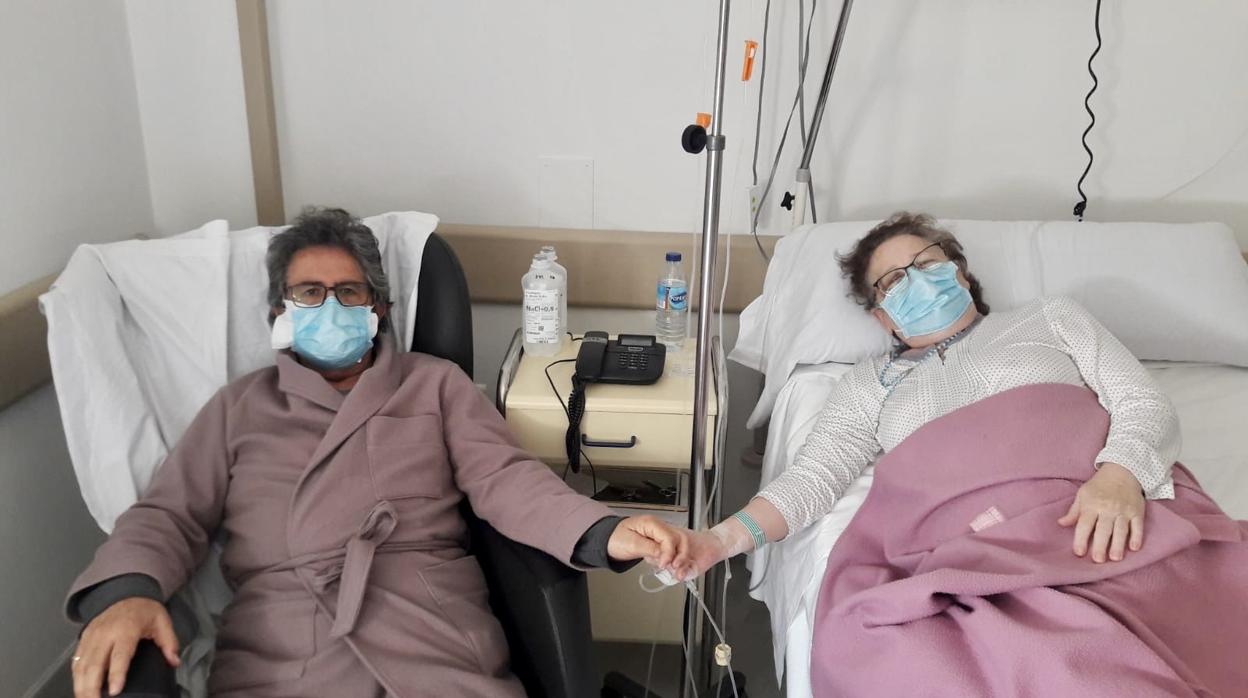 Miguel y Delia, casados desde hace casi 45 años, comparten habitación para superar el coronavirus