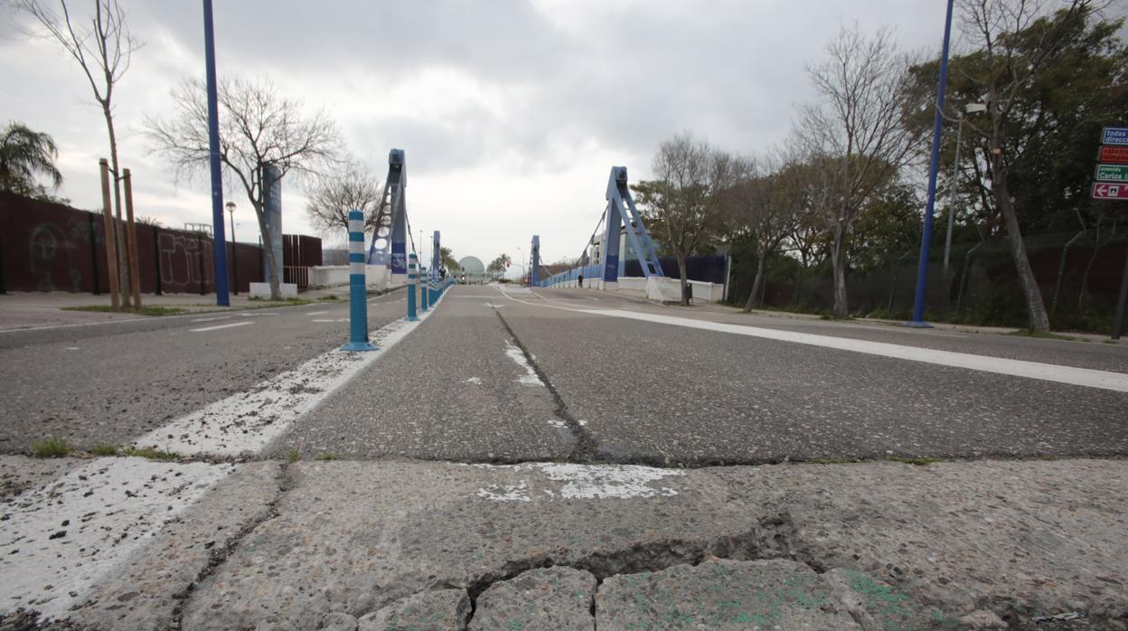 Muchas calles de la Isla de la Cartuja tienen socavones y baches desde hace años