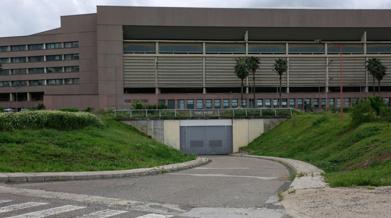 El Estadio de la Cartuja, cerrado desde hace meses por problemas en la cubierta