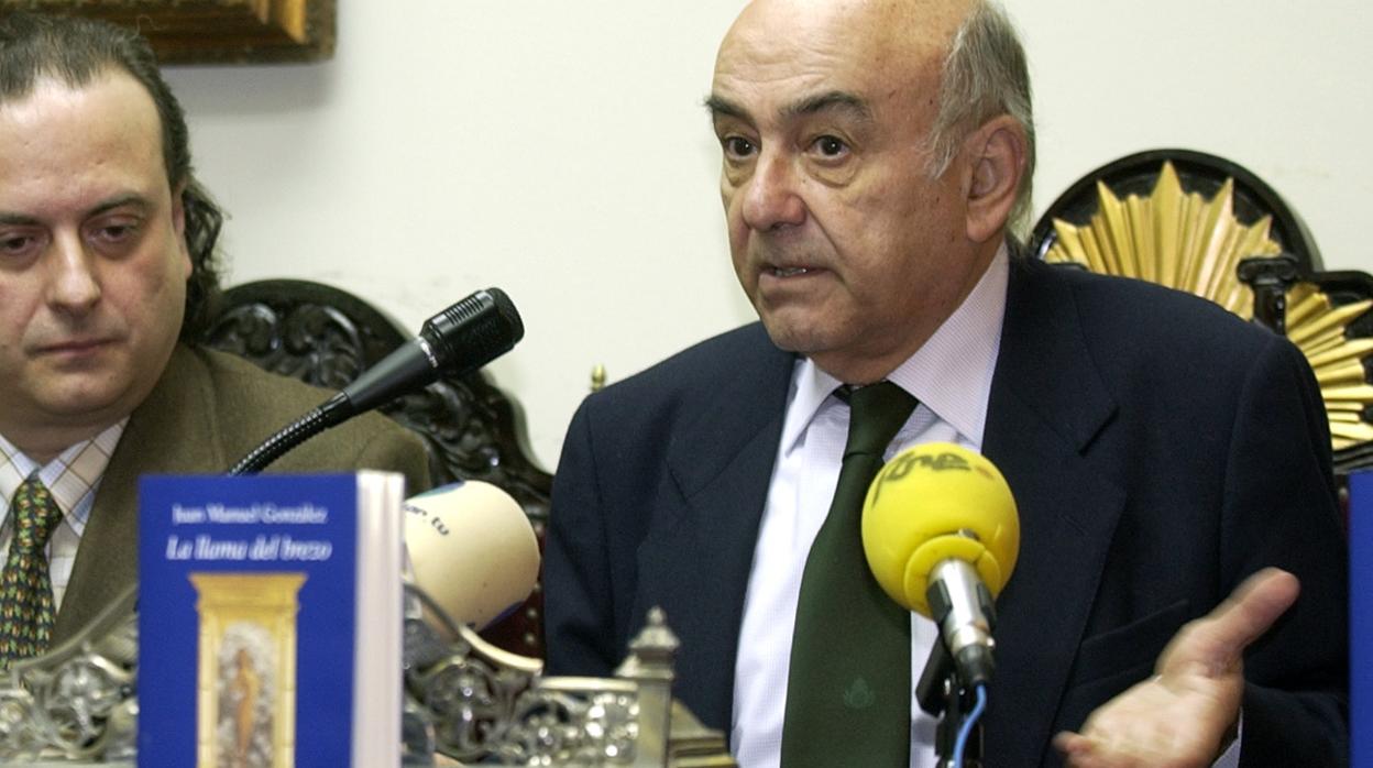 Enrique Barrero, a la derecha, durante la presentación de un libro en el Ateneo