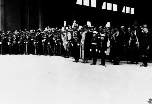 Sus Majestades los Reyes y los Infantes visitaron las instalaciones de la nueva base aérea sevillana