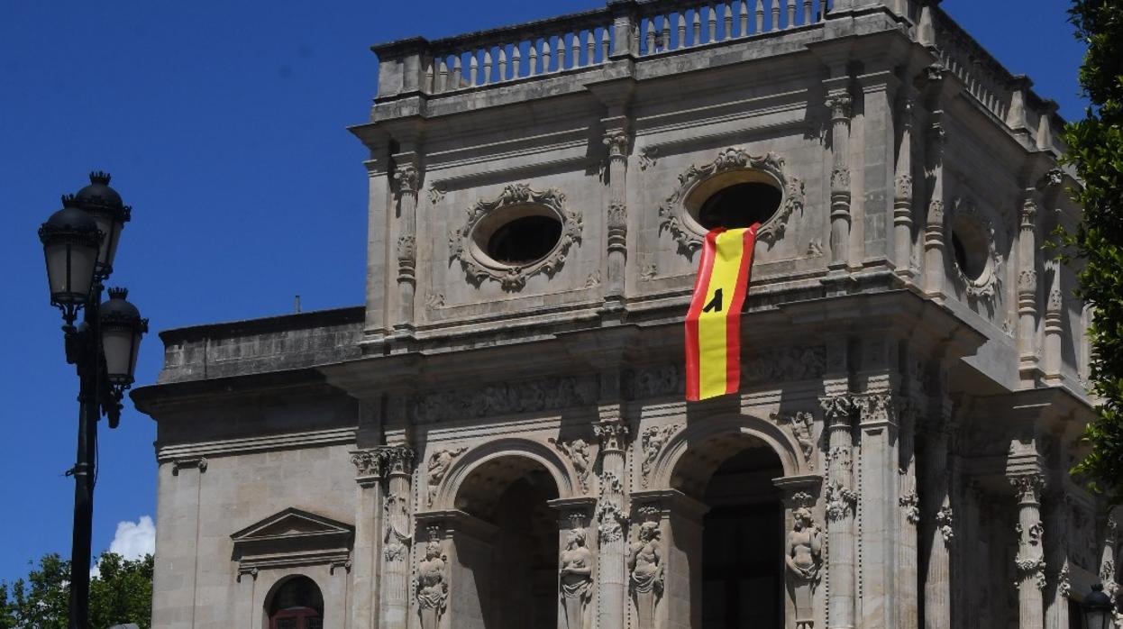 La bandera con el crespón que colocó el PP en el Ayuntamiento