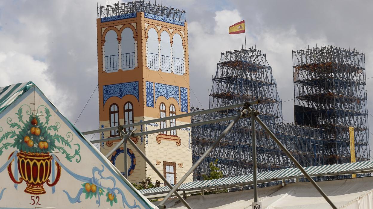 La portada de la Feria y la portada a medio montar