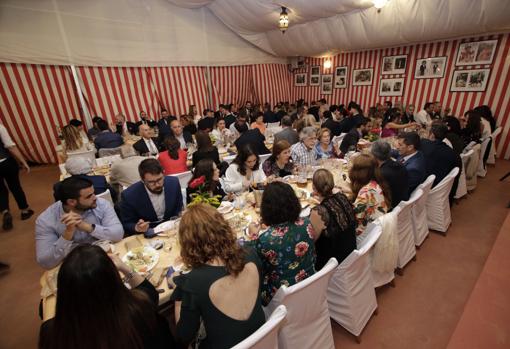 Noche del pescaíto en una caseta del real de la Feria