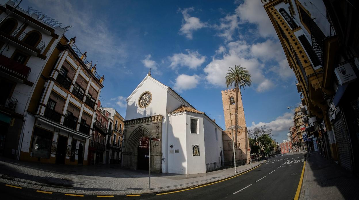 La iglesia de Santa Catalina y sus alrededores, sin nadie al mediodía