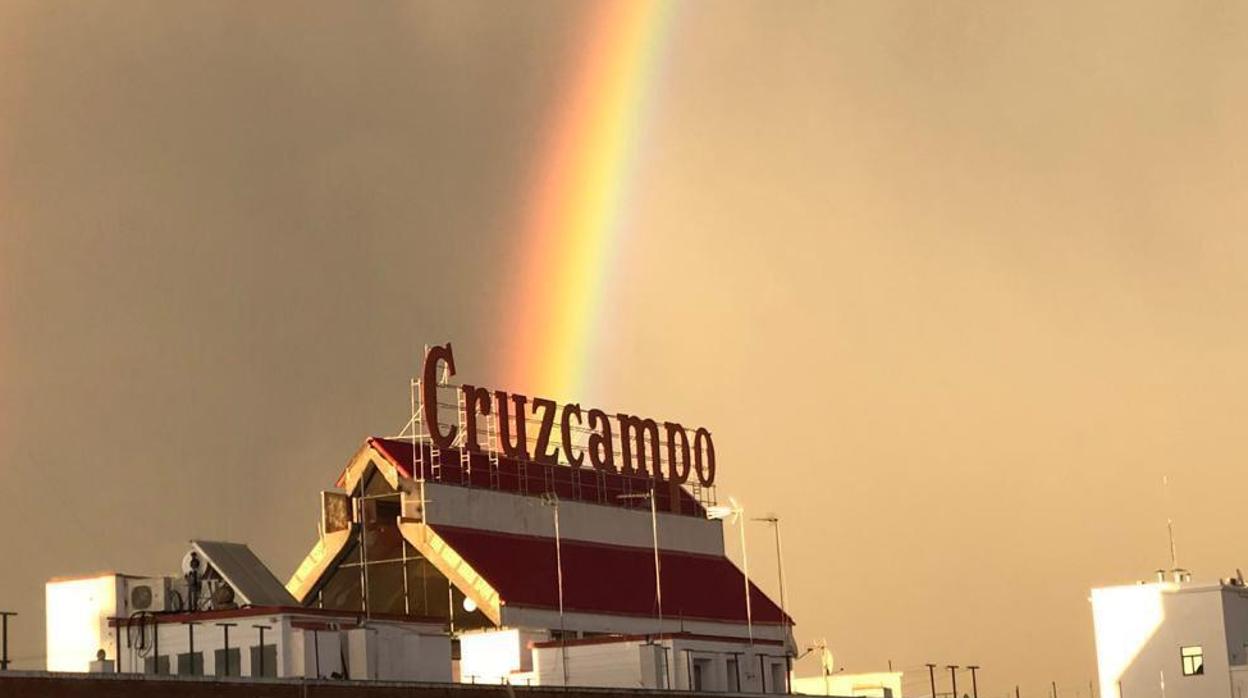 El arcoíris saliendo de detrás de la antigua fábrica de Cruzcampo