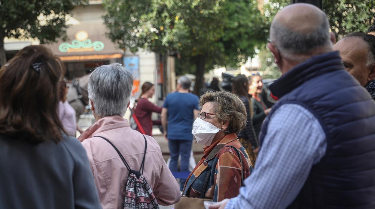 Viajeros en el Centro de Sevilla antes del decreto de alarma