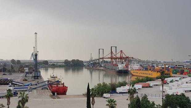El tráfico de mercancías en el Puerto de Sevilla crece un 9%, con 92.000 toneladas más que en 2019