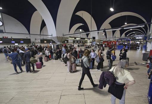 Mostradores llenos en el aeropuerto sevillano