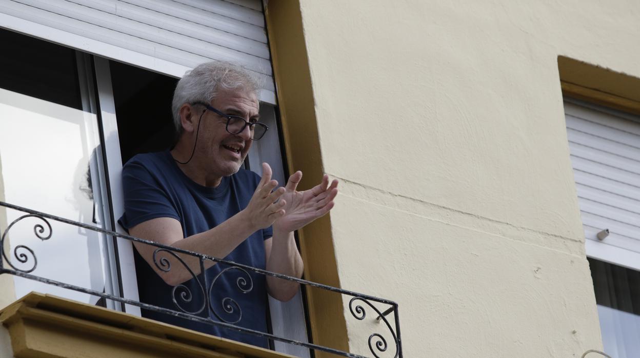 Tarde de aplausos en las ventanas y balcones de Sevilla