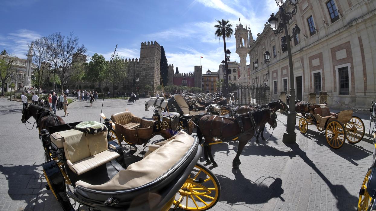 Turistas con mascarillas llegando al aeropuerto de Sevilla hace unos días