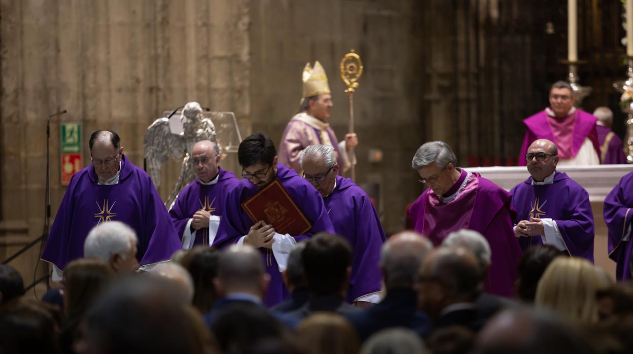 El arzobispo de Sevilla preside una misa en el Altar del Jubileo de la Catedral