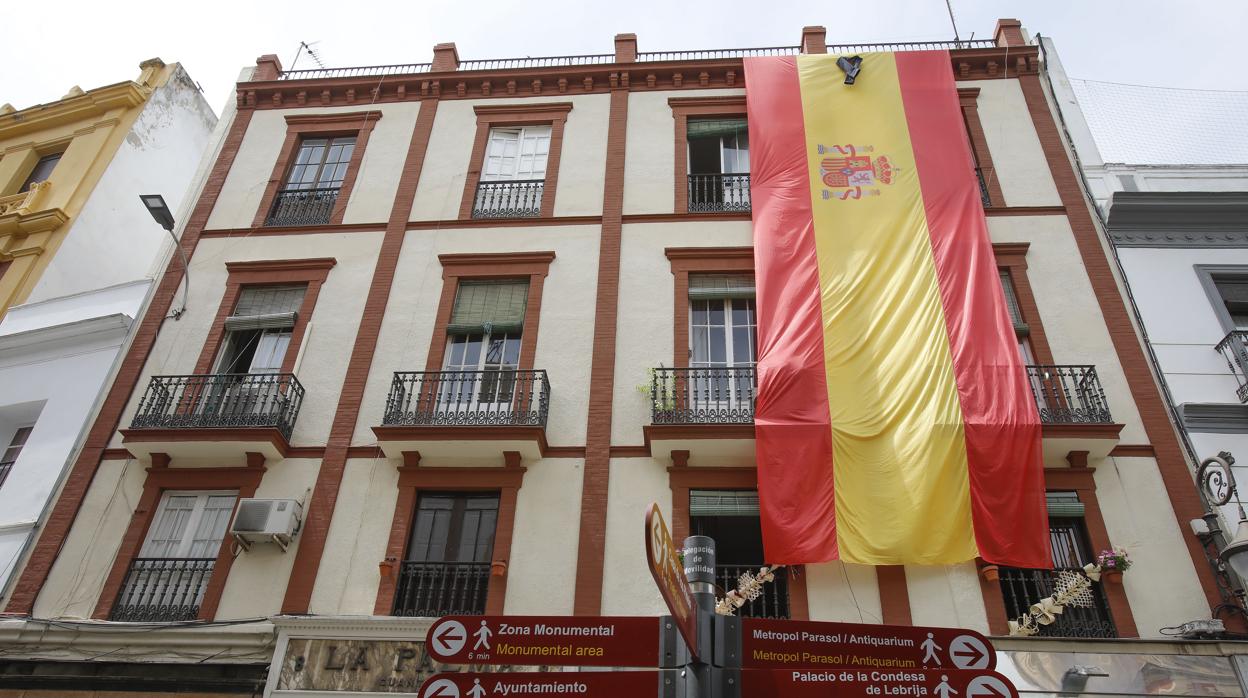 La bandera del 48 metros cuadrados cuelga de un edificio de la plaza del Salvador