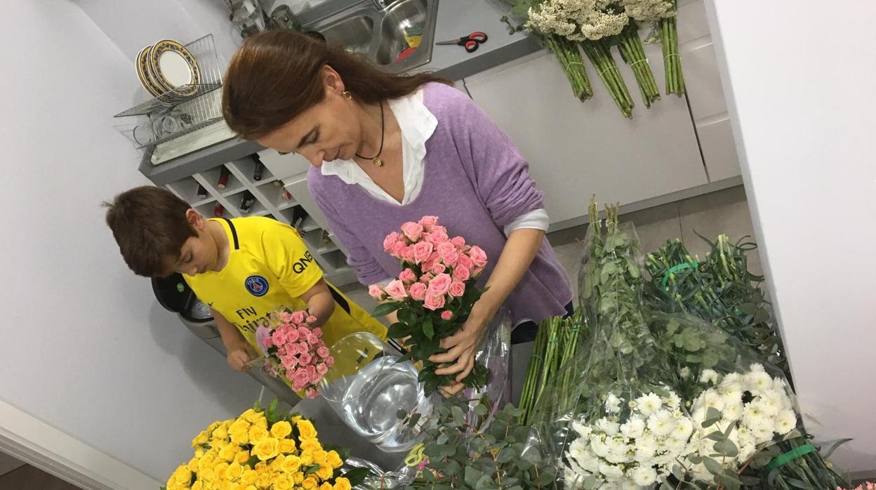 Mmen Melero en su casa preparando ramos de flores con su hijo