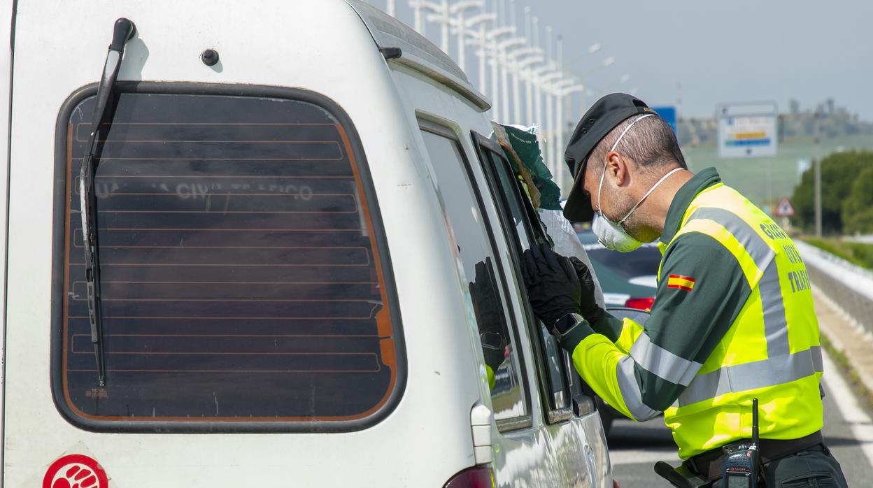 Un agente para una furgoneta durante un control en una de las salidas de la ciudad