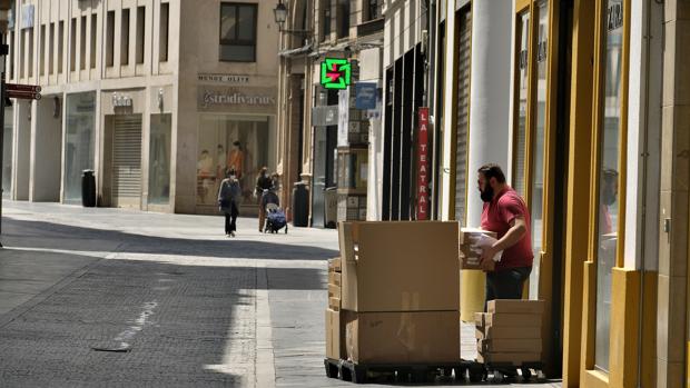 Así se prepara el comercio de Sevilla para volver a abrir tras la crisis del coronavirus