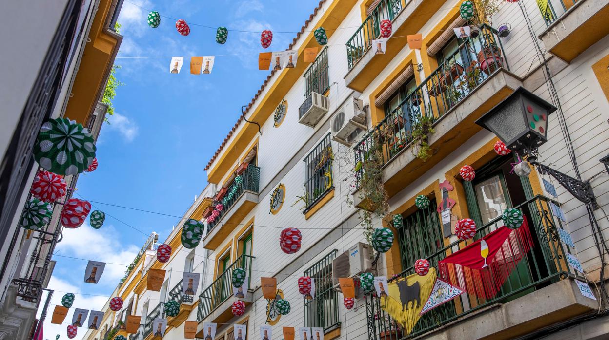 Balcones adornados con farolillos en la calle Miguel Cid