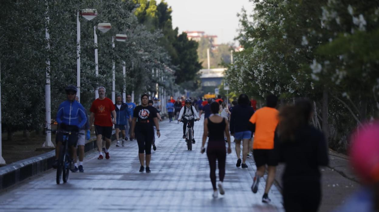 Sevillanos trotando por el paseo Juan Carlos I este sábado 2 de mayo