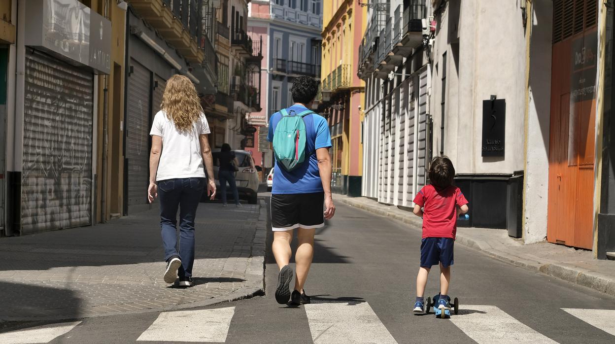 Una grupo de peatones por las calles de Sevilla