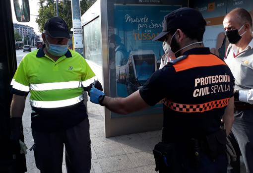 Dónde se están repartiendo las mascarillas para el transporte público en Sevilla