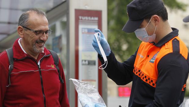 Así es el reparto de mascarillas para el transporte público en Andalucía