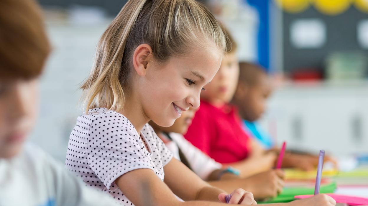 Niña de primaria realizando un examen