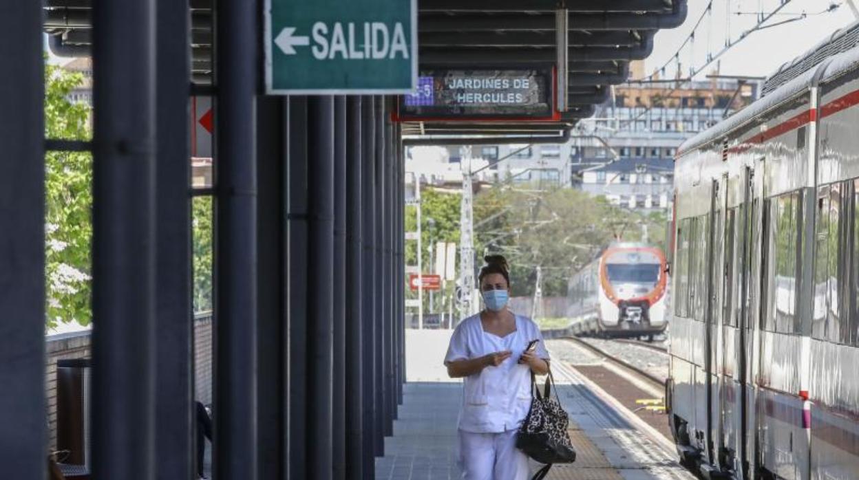 Una viajera solitaria busca la salida en el apeadero ferroviario de Virgen del Rocío