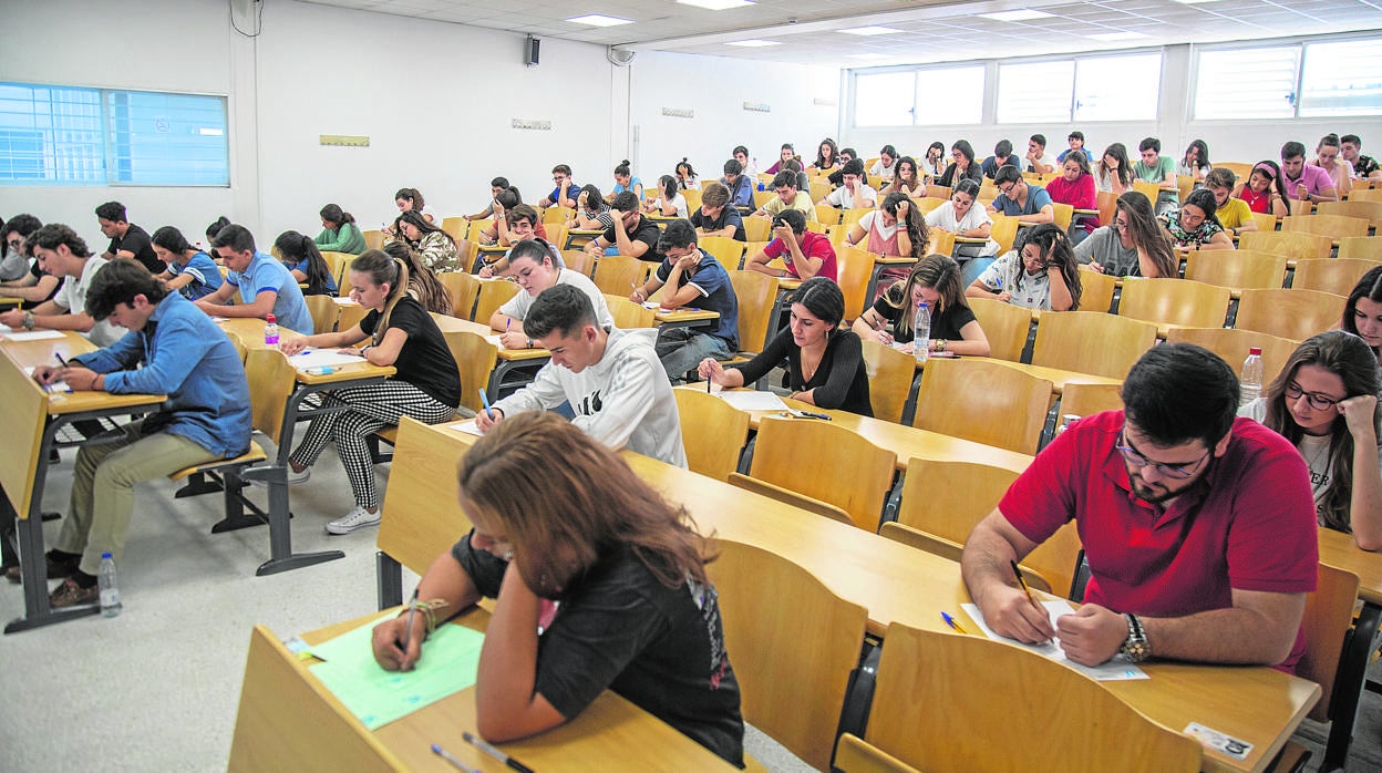 Estudiantes durante un examen de Selectividad