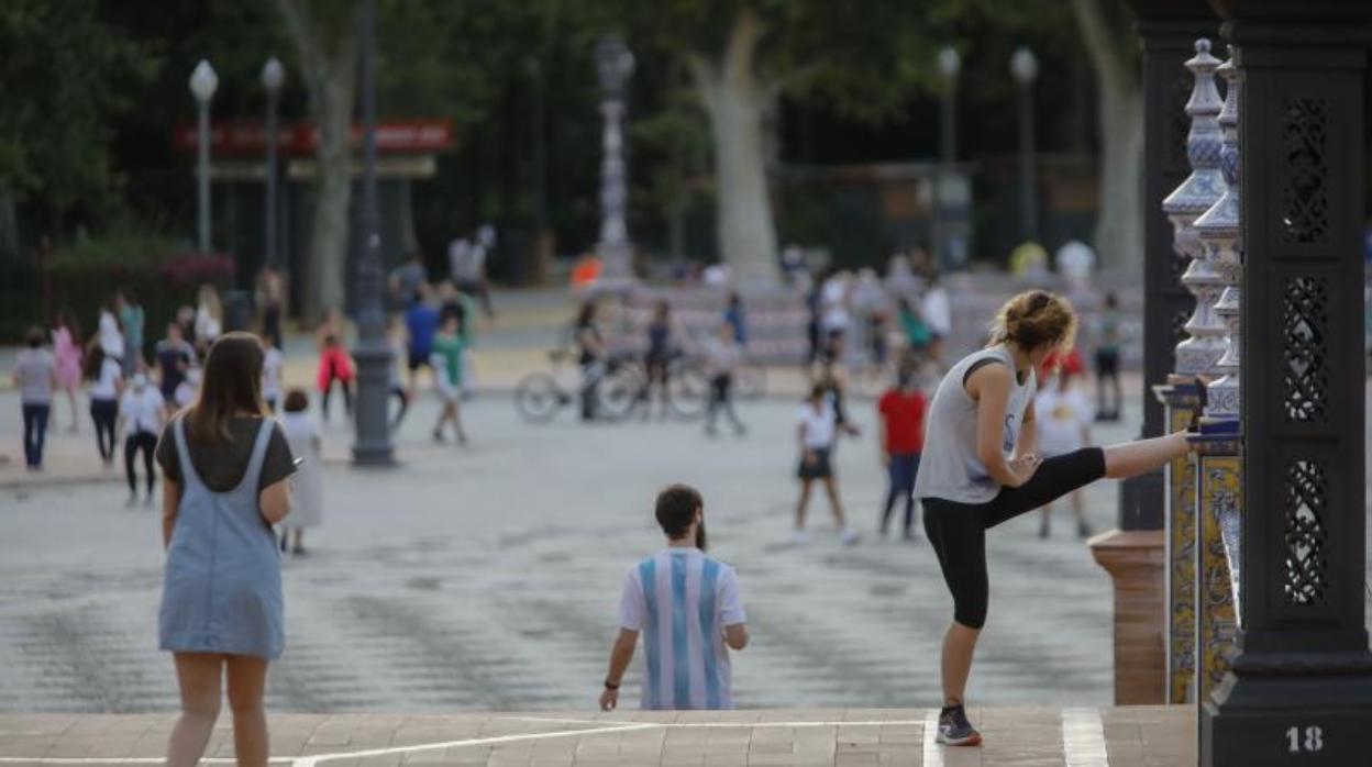 Sevillanos haciendo deporte en la plaza de España