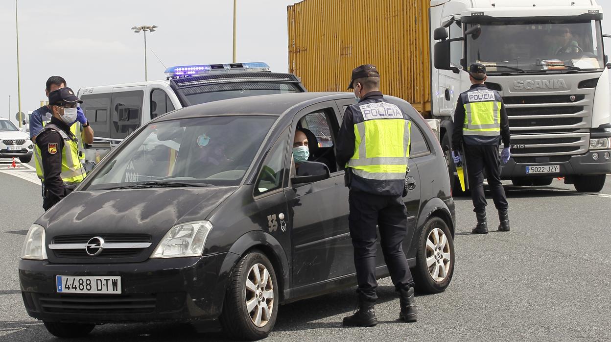 Control policial de vehículos en Sevilla