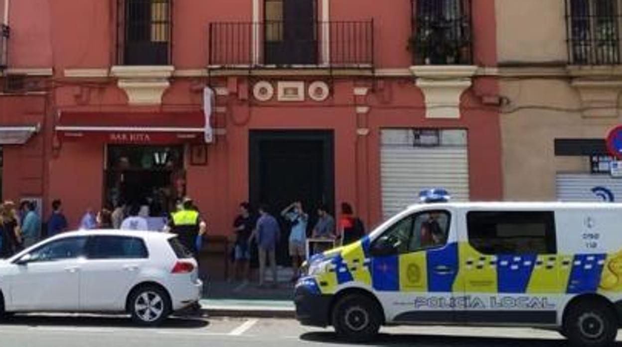 Agentes de la Policía Local se han personado este mediodía en el Bar Jota, en la calle Luis Montoto