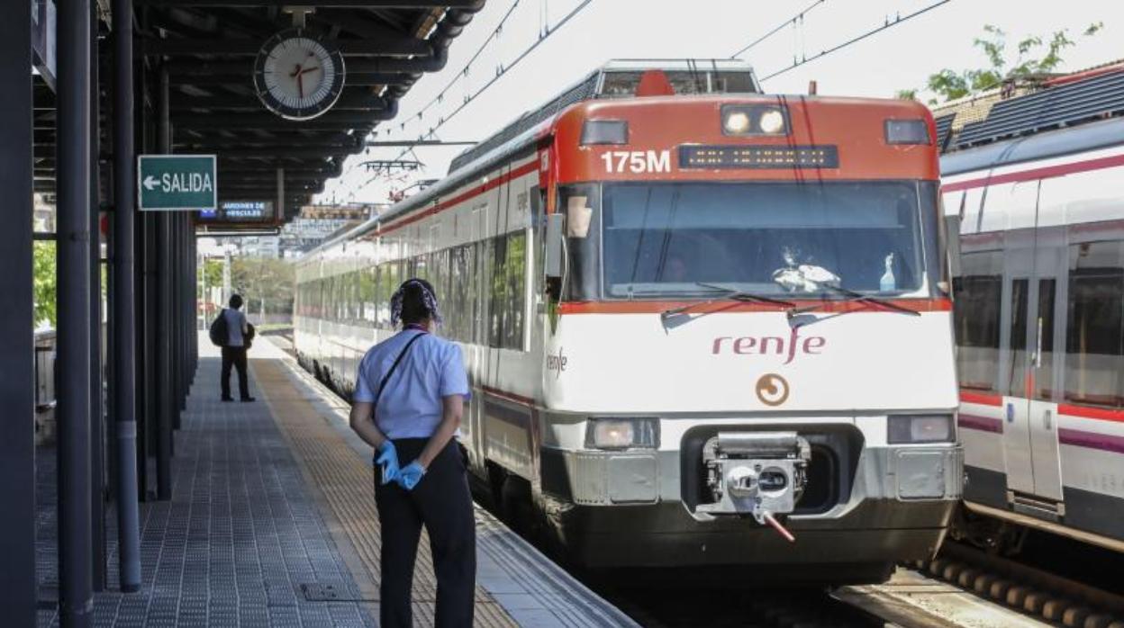 Un tren de Cercanías en el apeadero de la Salud días atrás