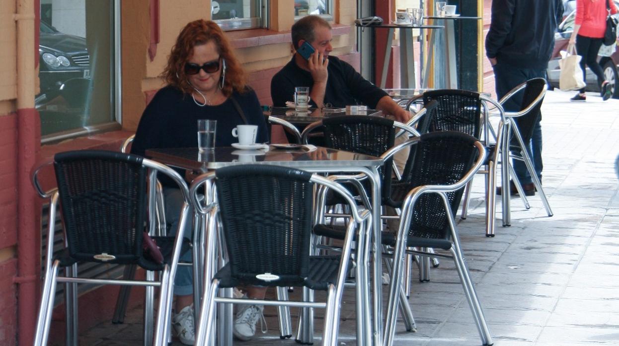 Sevillanos desayunando en la calle en el primer día de la fase 1