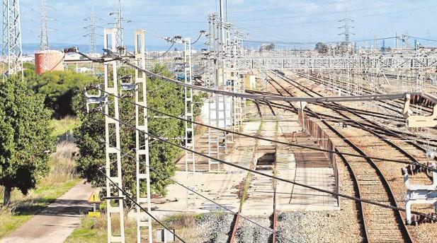 El descarrilamiento de cuatro vagones de mercancías de Majarabique deja retraso en varios trenes de Sevilla