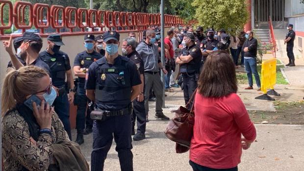 Colas en Blas Infante de policías nacionales para hacerse los test rápidos del coronavirus