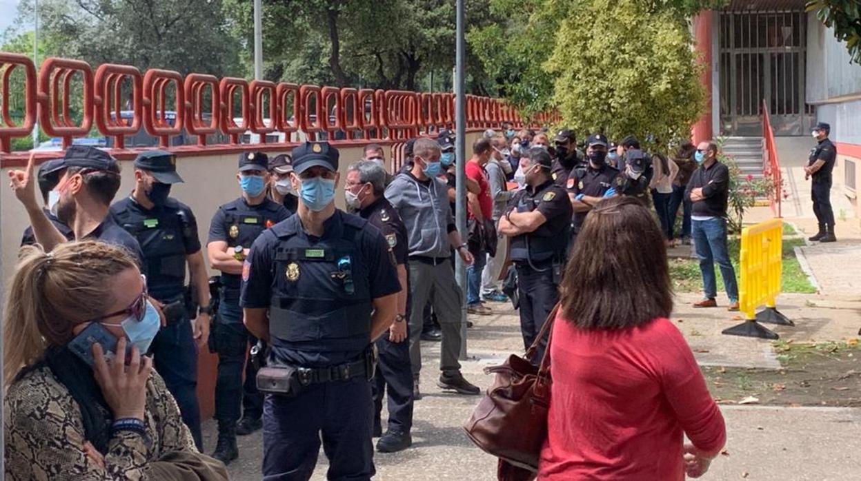 La cola de agentes esperando su turno para hacerse la prueba del coronavirus