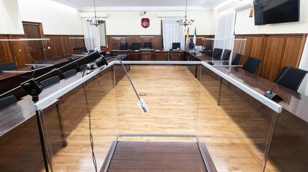 Primer juicio entre mamparas en la Audiencia de Sevilla en la era Covid