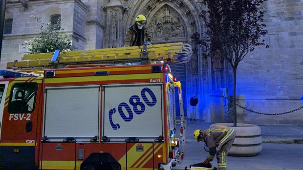 Los bomberos intervienen en la Puerta de San Miguel de la Catedral de Sevilla por un cable chispeante