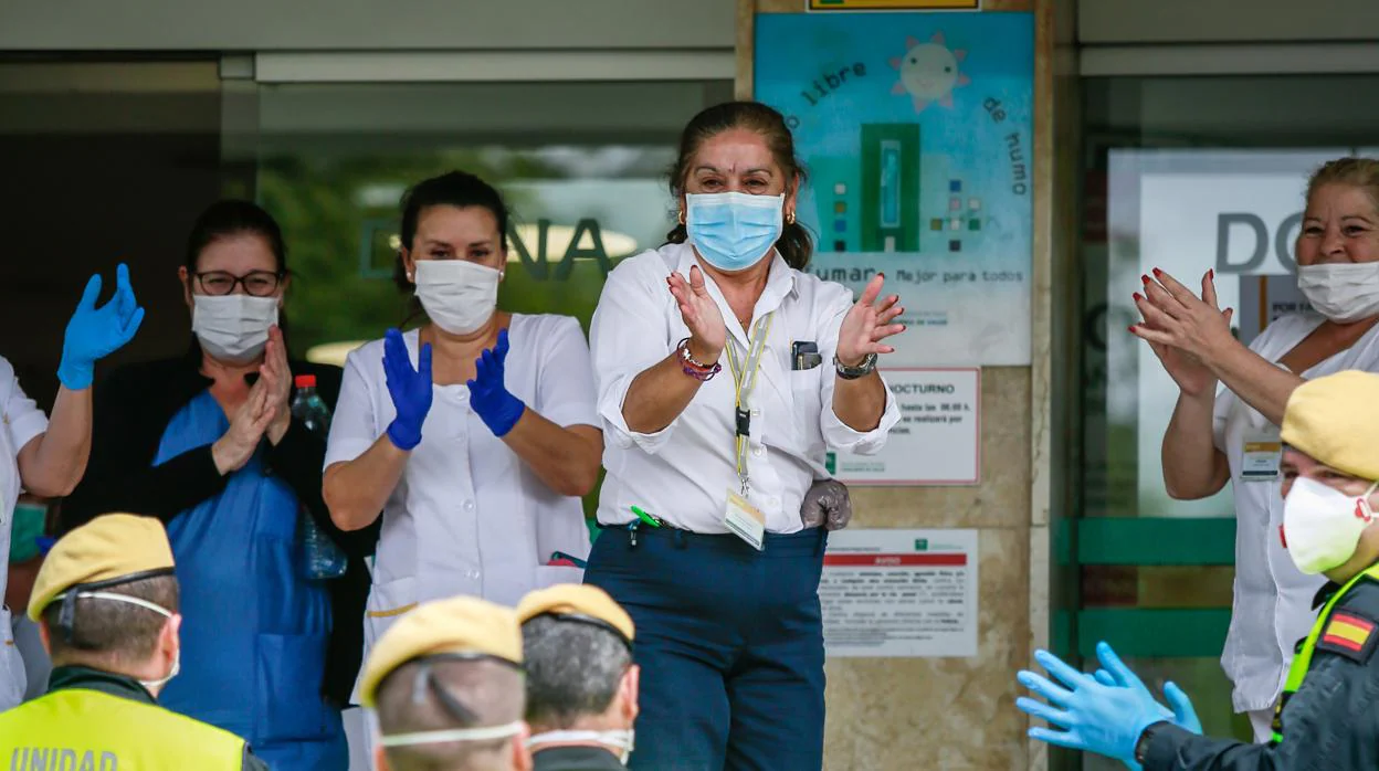 Personal del Hospital Macarena aplaude a miembros de la UME