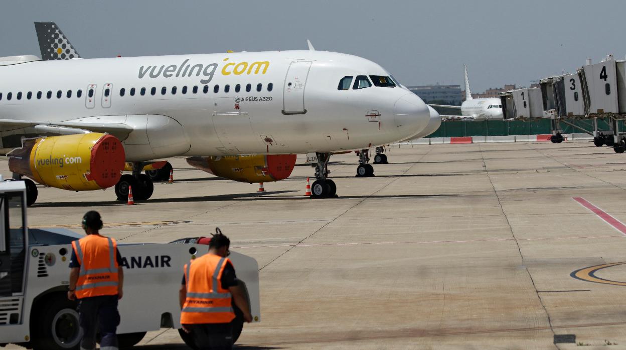 Un avión estacionado en el aeropuerto de San Pablo