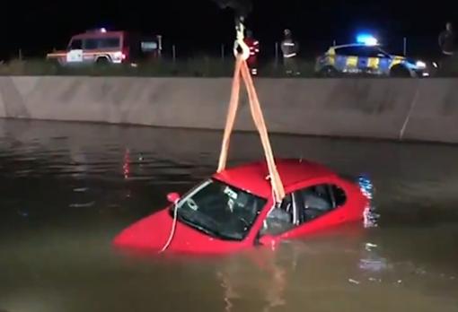 Hace unos días los bomberos sacaban de un canal un coche recien sustraído