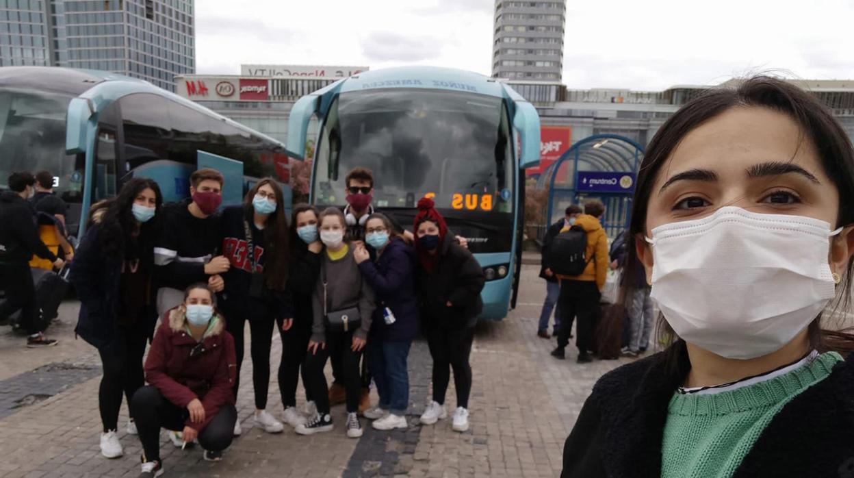 Un grupo de estudiantes antes de montarse en el autobús de regreso