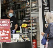 Un afilador atiende a uan clienta