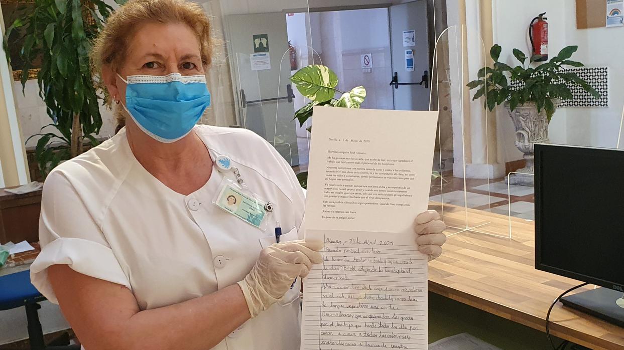 Leoonor Cabrera, auxiliar del Hospital de San Juan de Dios de Sevilla con la carta y la contestación