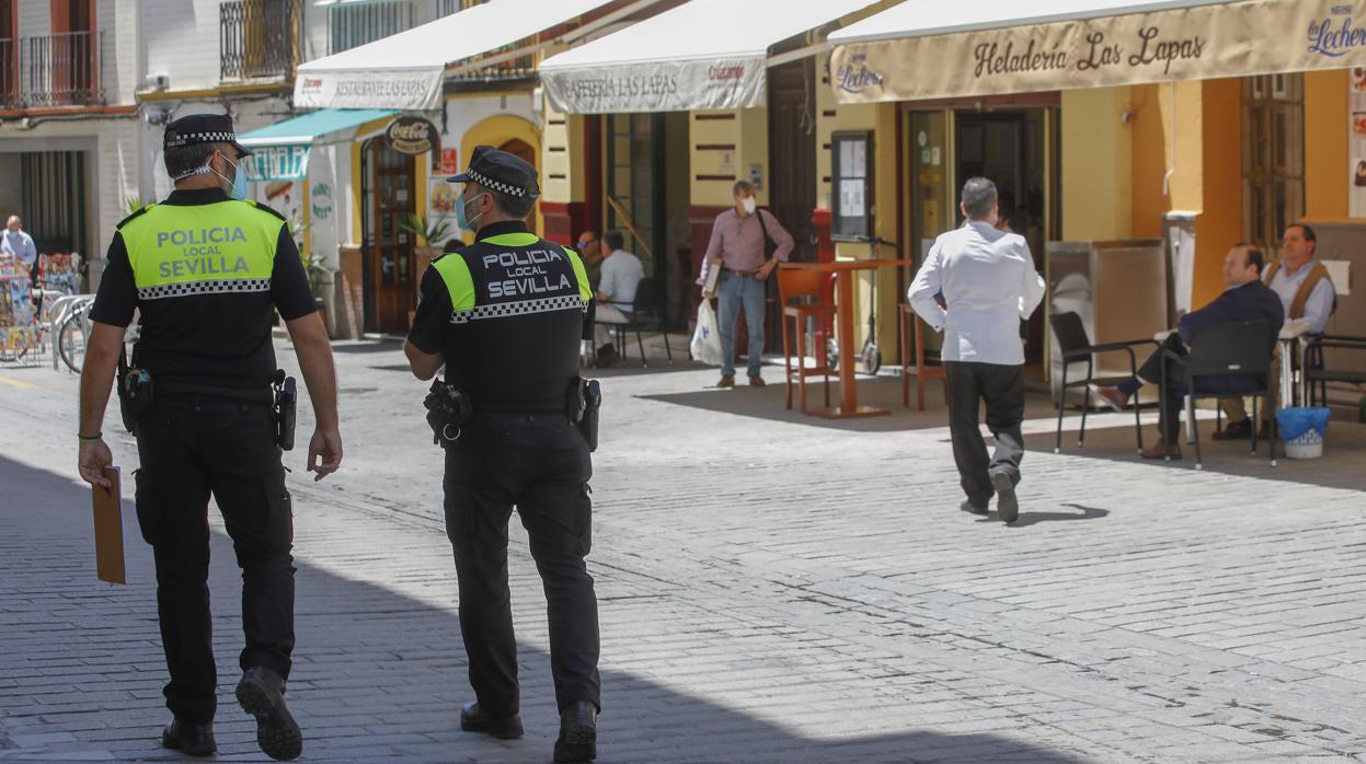 Policías patrullando por las calles