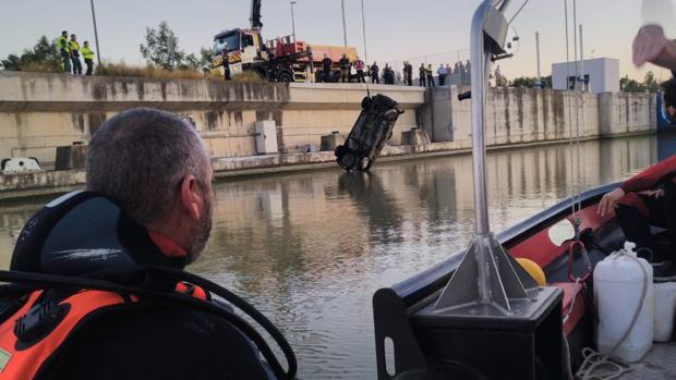 Se salta la barrera de la esclusa en Sevilla y acaba con su coche en el agua