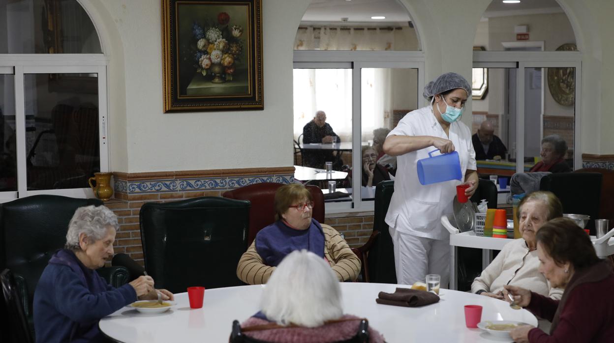 La hora de la comida en una residencia de ancianos