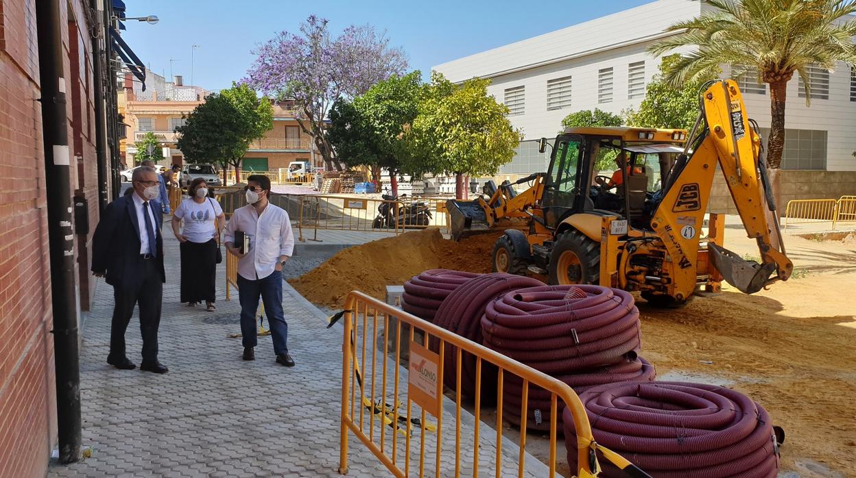 El delegado del Distrito Cerro-Amate, Juan Manuel Flores, en su visita a las obras