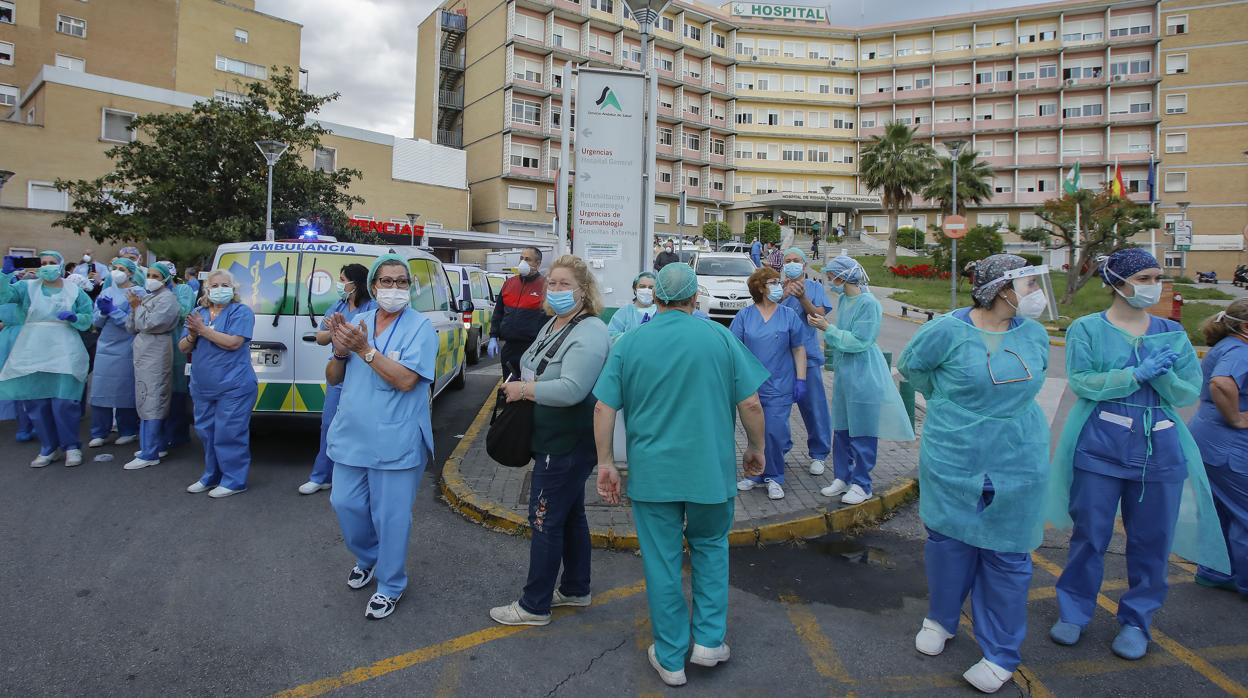 Personal sanitario del Hospital Virgen del Rocío durante el aplauso de las ocho de la tarde