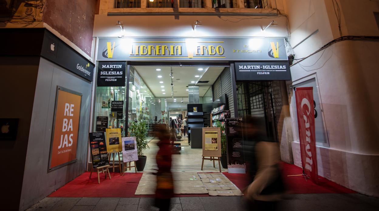 Cierra la tienda de Martín Iglesias en el antiguo teatro Imperial (no la Librería Verbo)